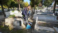 Gaziemir’in mezarlıklarında bayram temizliği