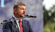 İzmir'de iki belediyeden zıt strateji: Biri ismini sildi, diğeri başkanlık koltuğunu koruyor