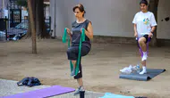 Karşıyaka'da yaz sabahları sporla başlıyor: Matını kapan sahaya koşuyor