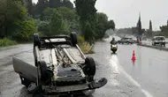 Söke-Kuşadası yolu üzerinde polis memurunun aracı takla attı