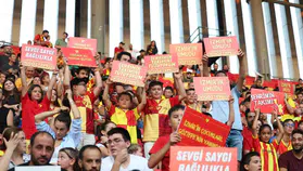 Göztepe'den öğrencilere çifte kutlama: Karneni getir, sarı-kırmızı hediyeni kap