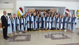 Ege’nin beyaz önlüklüleri sahada: 51. dönem mezunları yemin ederek göreve başladı