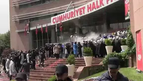 Ankara’da hareketli saatler: CHP Genel Merkezi’nde barikatlı nöbet