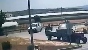Menderes'te dehşet anları: Panelvanın hatalı manevrası motosikletliyi hastanelik etti