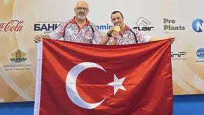 İzmirli şampiyon Sofya'dan dört altınla döndü: İstiklal Marşı'nı dünyaya dinletti