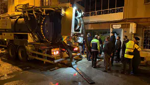 İzmir’de ekipler gece boyunca sahada