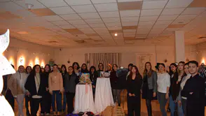 Egeli moda tasarım öğrencileri atık kumaşları sanata dönüştürdü