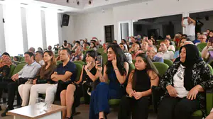 Manisa'da sanat rüzgarı: Kursiyerler hünerlerini sahnede sergiledi