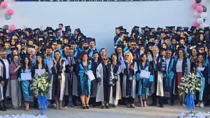 Ege Üniversitesi Edebiyat Fakültesi’nde kep atma heyecanı: Genç bilim insanları mezun oldu