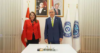 Egeli araştırmacıların ürettiği  ‘Sağlıkta Güvenli İlaç Hazırlama Önlüğü’ faydalı model belgesi aldı