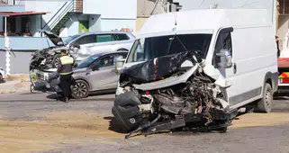 İzmir’de Zincirleme Kaza! Devrilen Araç ve Kapanan Yol Kameralara Yansıdı