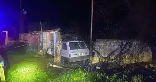 İzmir’de feci kaza! Kontrolden çıkan araç bahçe duvarını yıktı