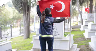 Konak’tan şehitlere vefa: Bayram öncesi temizlik ve bakım seferberliği