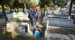 Gaziemir’in mezarlıklarında bayram temizliği