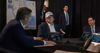 Trump’ın İran Operasyonunu İzlediği Kriz Masasındaki Harita Gündem Oldu