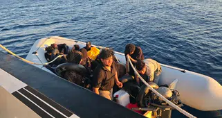Seferihisar açıklarında umuda yolculuk yarıda kaldı: 20 kişi yakalandı