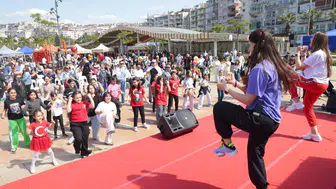 23 Nisan coşkusu Konak’tan yayıldı: Çocuk Şenliği’ne yoğun ilgi