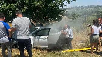 İzmir'de feci kaza! Ağaca çarpan araçta 4 kişi ağır yaralı