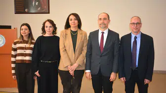 Eczacı Berna Baysal deneyimlerini Egeli gençlerle paylaştı