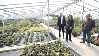 Karşıyaka Belediyesi üretiyor, parklar çiçek açıyor