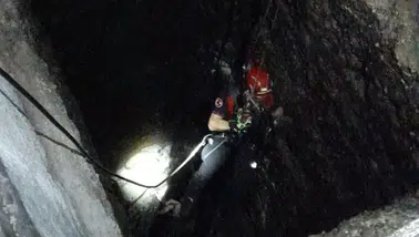 Kuyuya düşen kuzuya itfaiyeden nefes kesen kurtarma