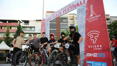 Karşıyaka Belediyesi’nden Türkiye’de bir ilk: Heyecan dolu pump track gece yarışı!