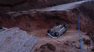 İzmir Kiraz'da Asfalt Yolda Çökme: Otomobil Çukura Düştü