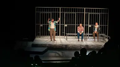 İzmir Şehir Tiyatroları’ndan Görkemli Prömiyer: Ferhan Şensoy’un “Çok Tuhaf Soruşturma”sı Sahnelendi