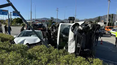 Fethiye'de Trafik Çilesi: Çekici ve Otomobil Çarpıştı, 3 Yaralı!