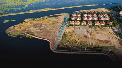 İzmir'de Denize Sıfır Arazi İhalesi Yargıya Taşındı: İtirazın Ardından Mahkemeden Yürütmeyi Durdurma Kararı