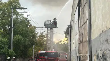 Bornova’daki depo yangınına hızlı müdahale