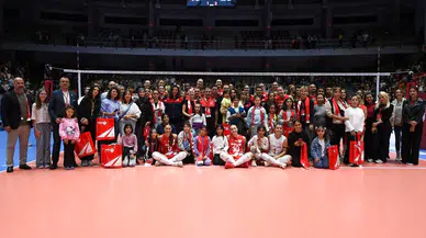 Voleybolun yıldızlarından İzmir İtfaiyesi’ne teşekkür