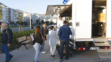 Balçova Belediyesi’nden Soğuk Havaların Gönül Isıtan Dokunuşu: Metro Durağında Çorba İkramı