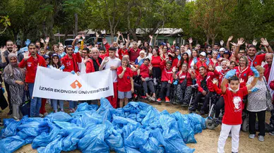 İzmirlilerden dünya rekoru için kıyı temizliği