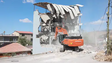 Bayraklı’da 5 katlı kaçak yapı yıkıldı