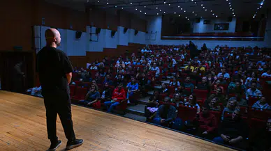 Tahsin Hasoğlu’ndan İZKİTAP’ta kahkaha dolu gece