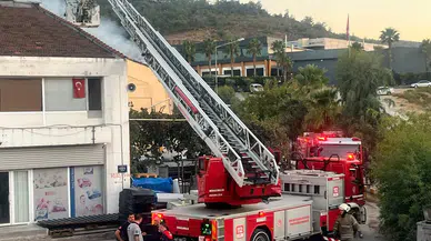 İzmir İtfaiyesi, Bornova’daki iş yeri yangınını kontrol altına aldı