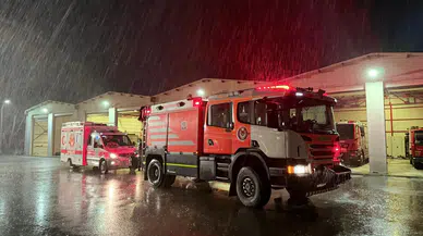 İzmir İtfaiyesi deprem sonrası destek için Sındırgı’da