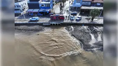 Foça'da sağanak sel felaketine yol açtı, vatandaşlar altyapı sorunlarına isyan etti