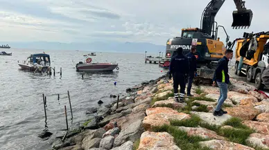 Karşıyaka’daki kaçak iskeleler yıkılıyor