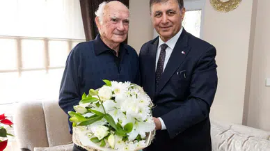 Başkan Tugay lise öğretmenini ziyaret etti