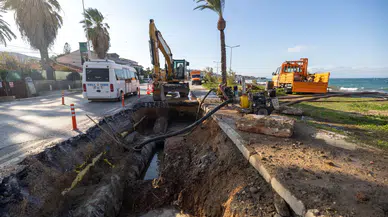 Mithatpaşa Caddesi’ndeki ana boru arızası için İZSU seferber oldu