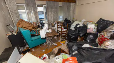 Konak Belediyesi’nden çöp ev operasyonu: 4 kamyon atık çıktı