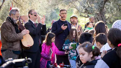 Başkan Tugay’dan Durbay’a şiirle destek