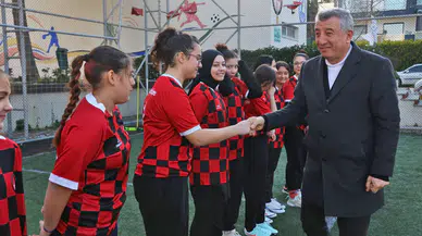 Güzelbahçe Belediyesi Kız Futbol Takımı, Başkanın Desteğiyle İlk Antrenmana Başladı