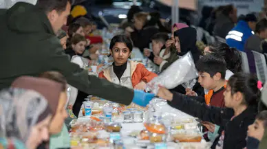 Bayraklı'da İzmir Büyükşehir Belediyesi'nden dayanışma dolu iftar etkinliği