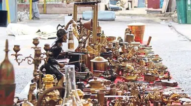 İzmir'deki Bit Pazarı Kapanıyor! Esnaflardan Tepki: "Emeğimize Göz Diktiniz!"