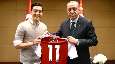 Mesut Özil, İstanbul Trafiğinde Vatandaşlara İftar Dağıtarak Dikkatleri Üzerine Çekti!