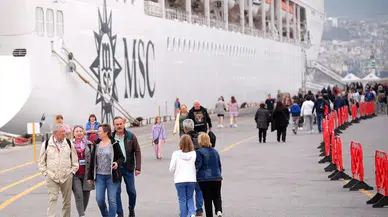 İzmir Limanı'nda Tarihi Gün: İki Dev Kruvaziyer, Binlerce Turisti Ağırladı