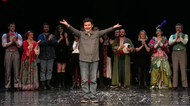 Aziz Nesin'in Mizahıyla "Demokrasi Gemisi" Prömiyeri İzmir’de Sahnelendi!